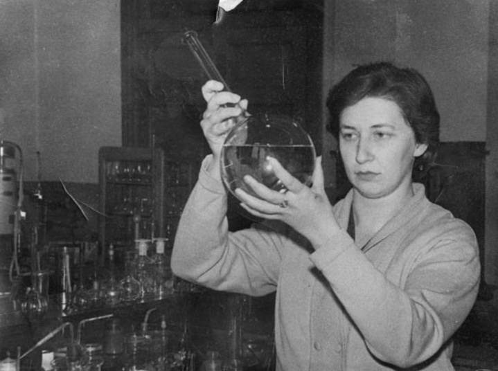 Занятия в лаборатории Воды и топлива, 1950-е.
