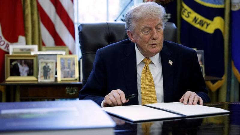 Trump alla maratona biblica: legge un brano su Salomone per tentare di ricucire con i cattolici