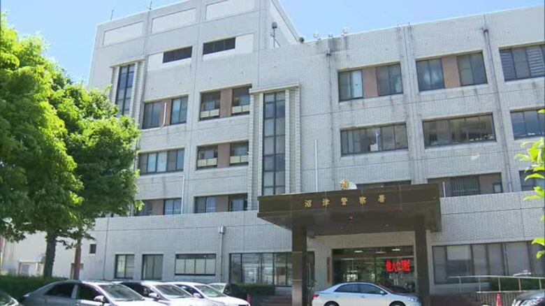 高さ１．５ｍの鉄板が倒れてきて地面との間に挟まれる　61歳の男性作業員が死亡　クレーンのフックを付け替える作業中に支えなくなった８００ｋｇの鉄板が倒れる　静岡・沼津｜FNNプライムオンライン