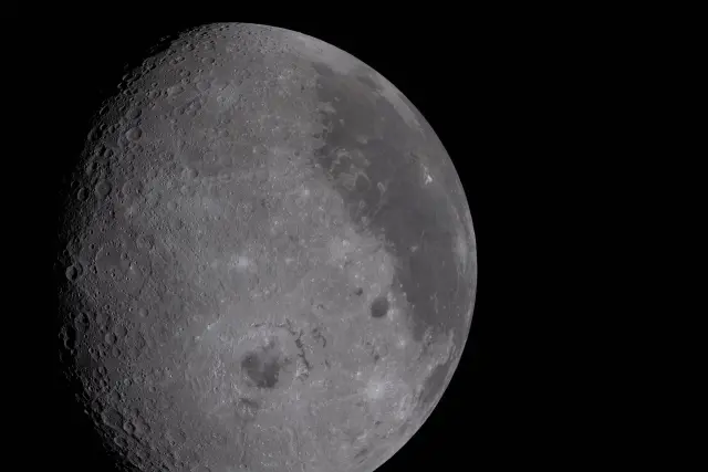 durante el primer turno del período de observación del sobrevuelo lunar, la tripulación de Artemis II capturó más de dos tercios de la Luna, mostrando las intrincadas características de la cara visible. El cráter de impacto Orientale, de 965 kilómetros de ancho, se encuentra en la transición entre la cara visible y la cara oculta, y a veces es parcialmente visible desde la Tierra. El punto negro redondo al noreste de Orientale es el cráter Grimaldi, conocido por su suelo de lava de mare excepcionalmente oscuro y su borde muy erosionado.