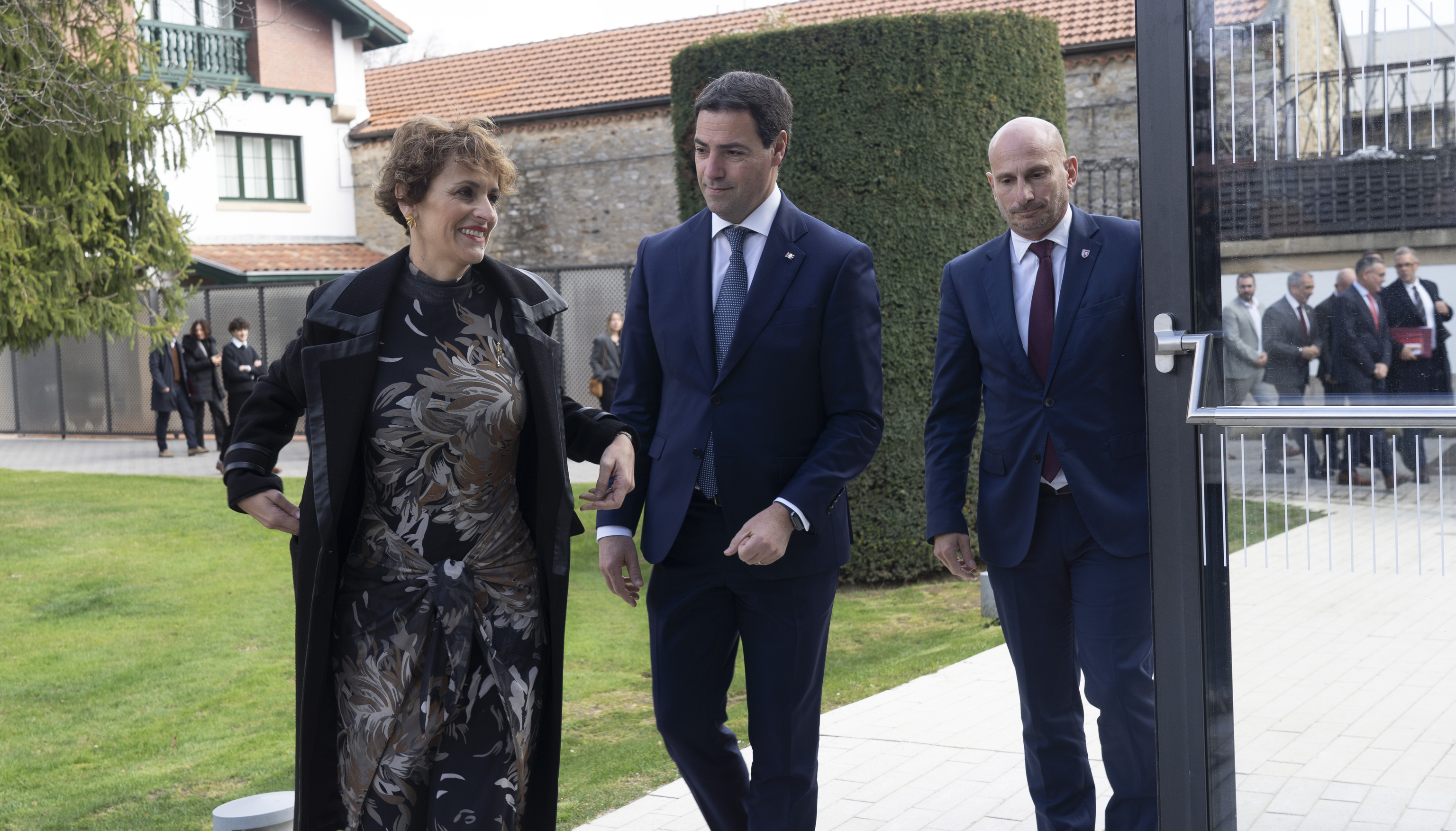 La presidenta Chivite sonr�e delante del lehendakari Pradales y del consejero de Nueva Aquitania Mathieu Berg� en los jardines del palacio de Ajuria Enea.