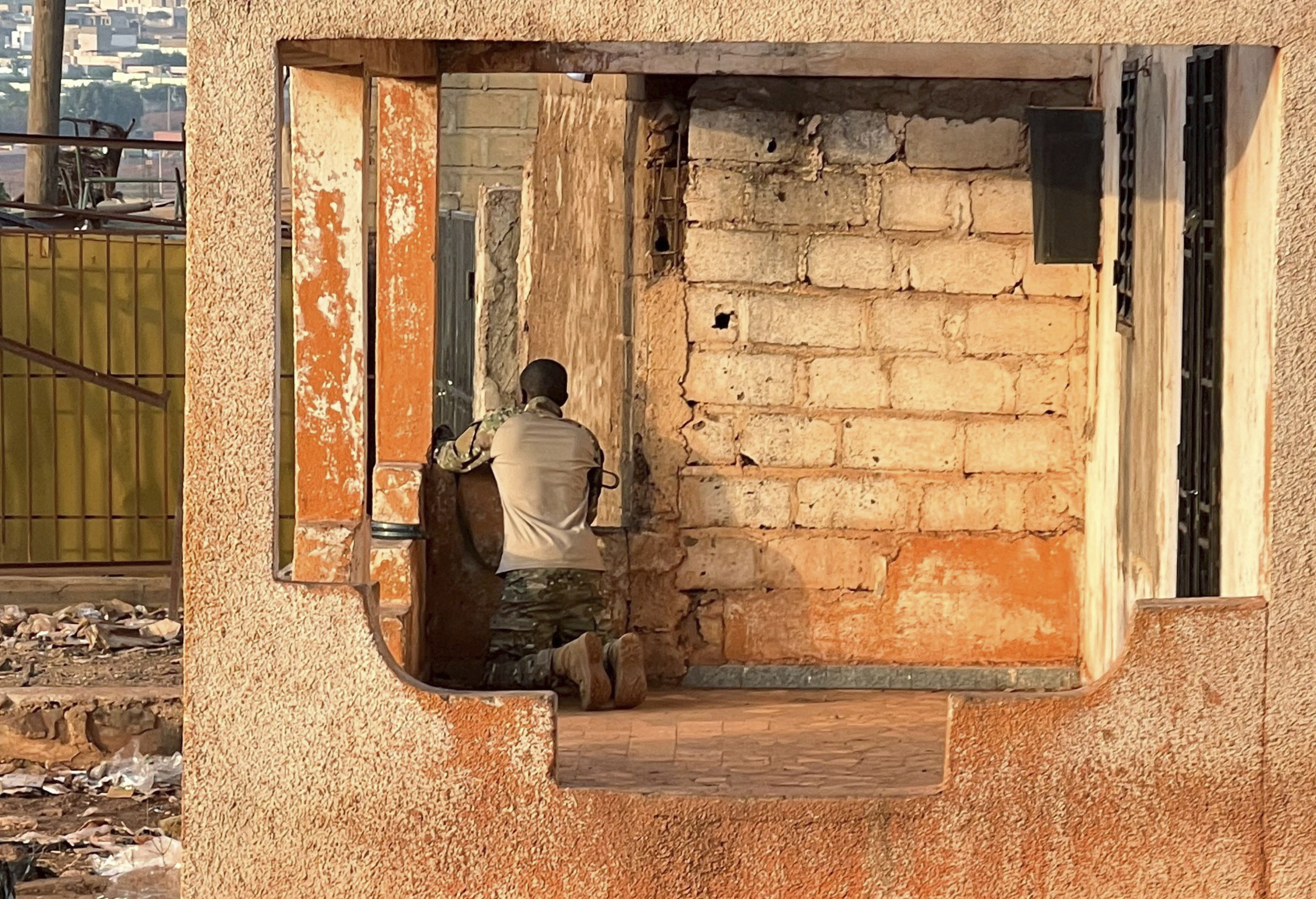 Un militar maliense se posiciona durante el asalto a la principal base del pa�s, en las afueras de Bamako.