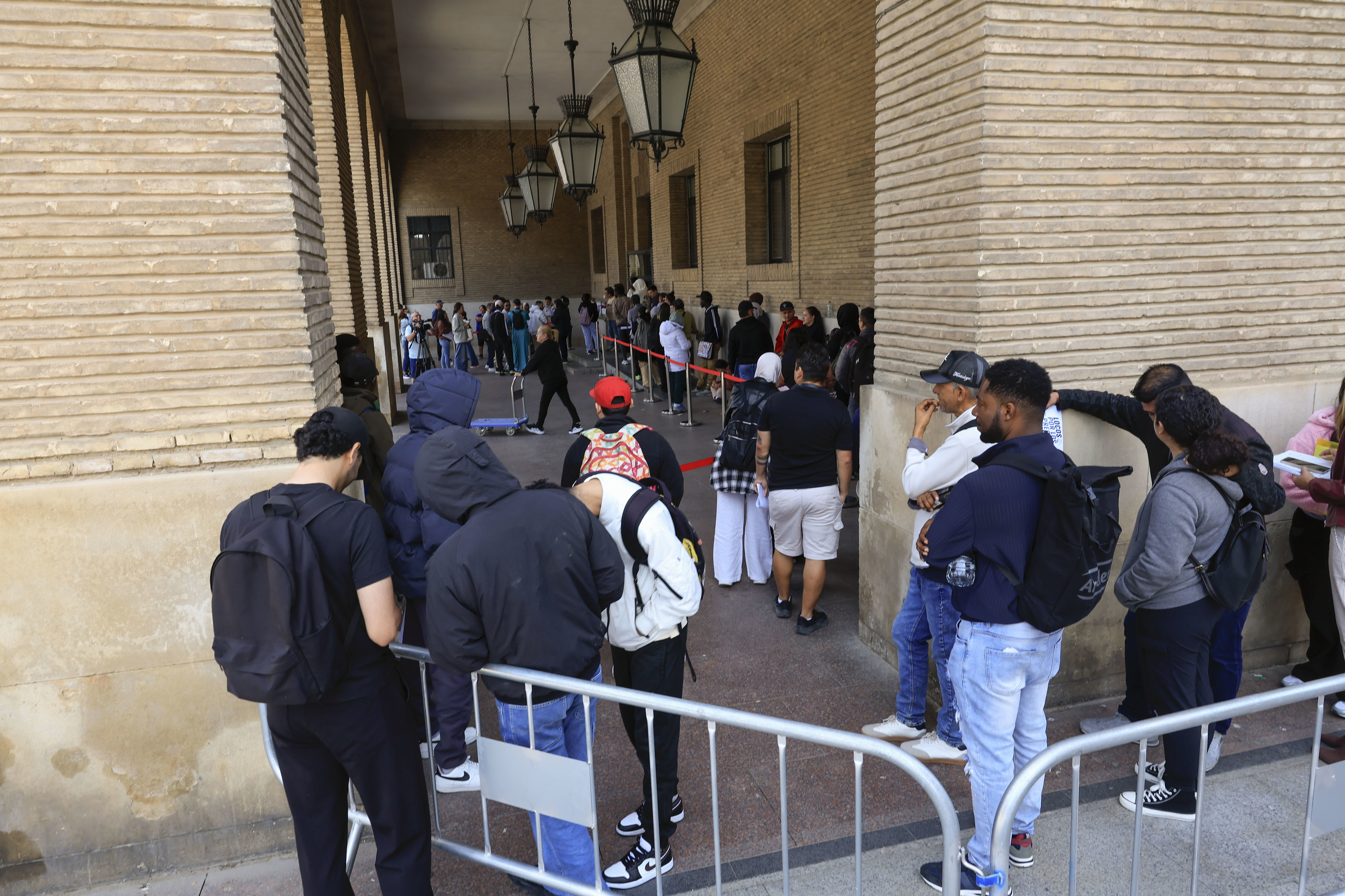 Colas en Ayuntamiento de Zaragoza durante el segundo d�a de la regularizaci�n de inmigrantes.