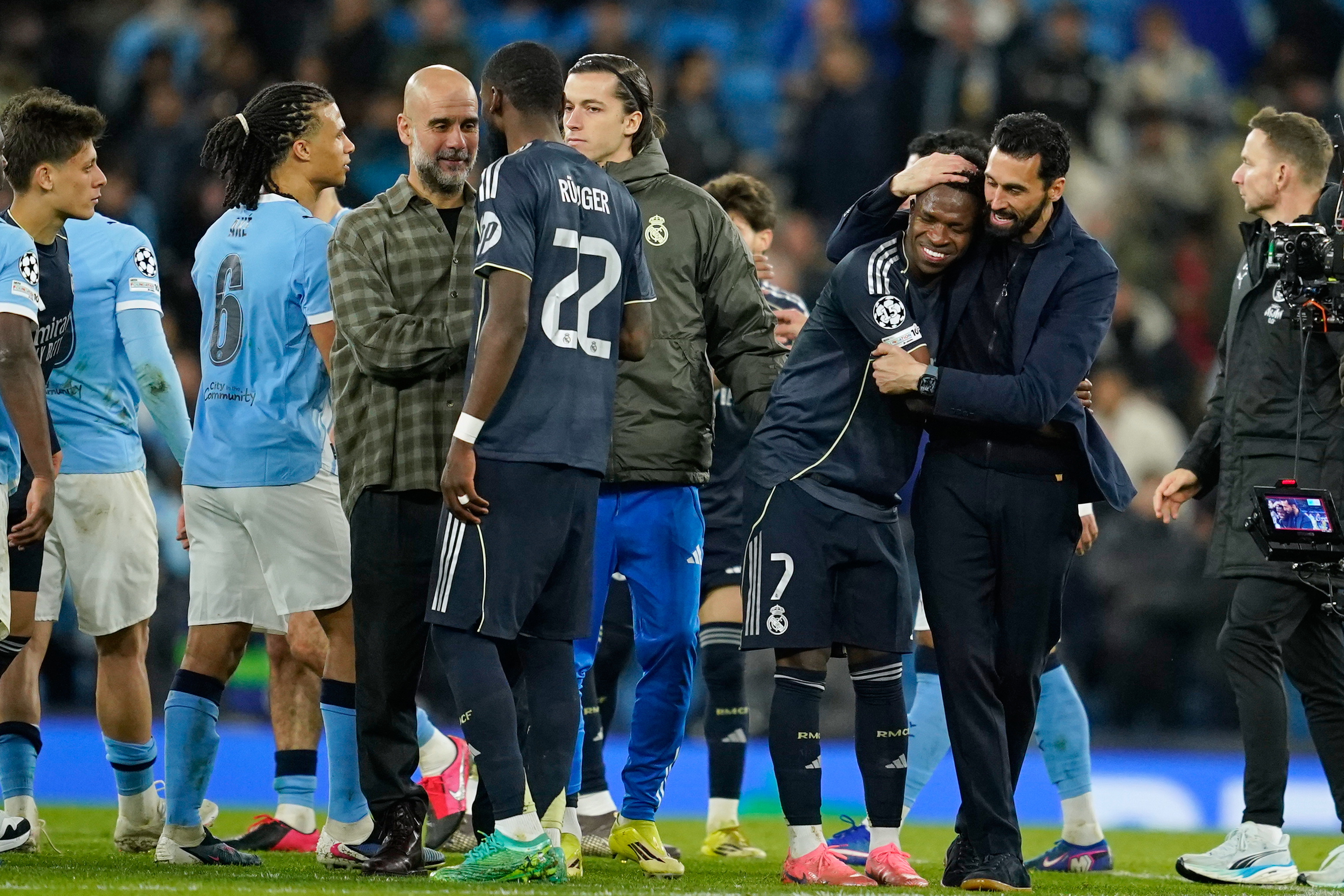 Guardiola saluda a Rudiger al final del partido, mientras Arbeloa abraza a Vinicius.