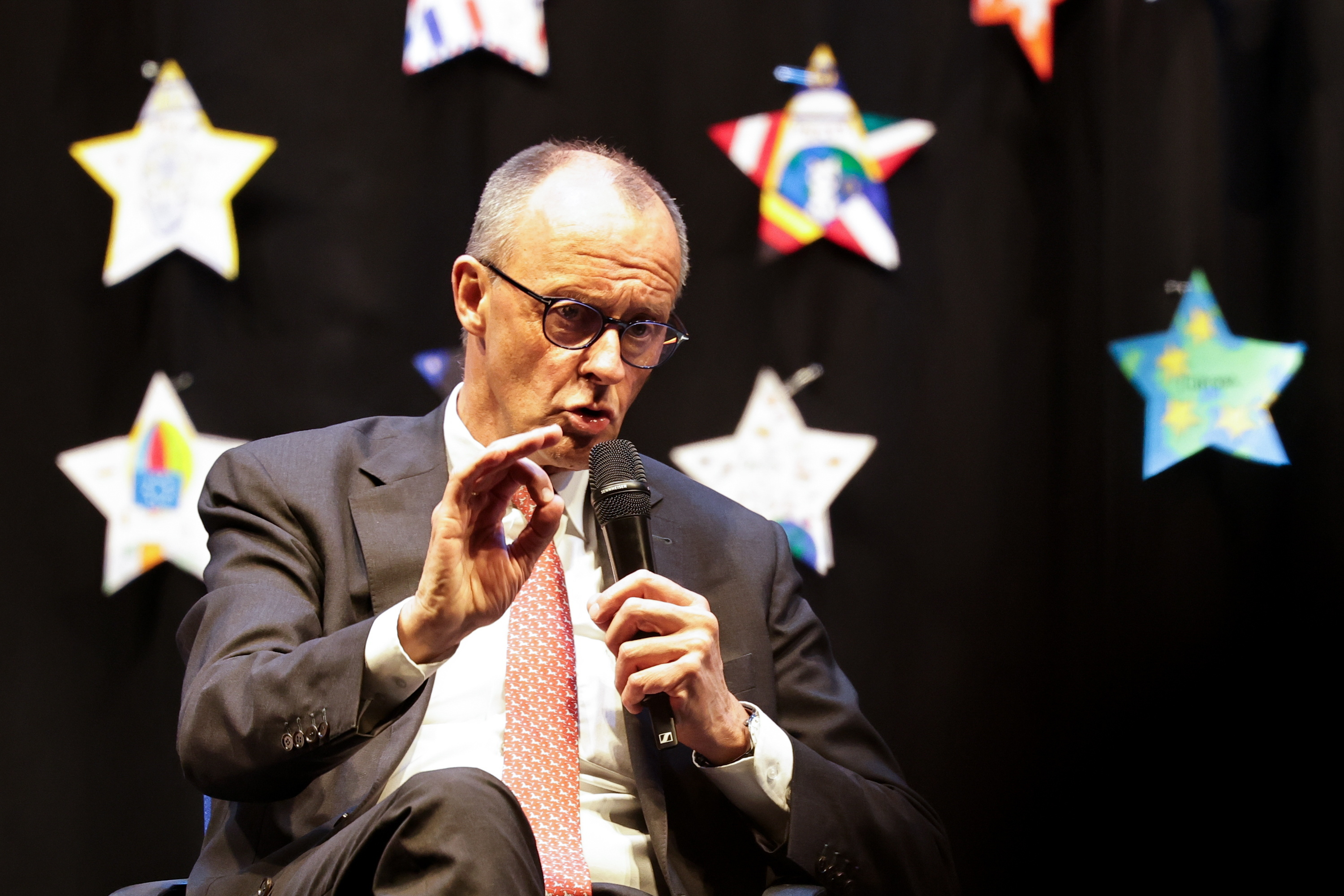 El canciller Friedrich Merz, en una visita a una escuela este lunes en Marsberg.