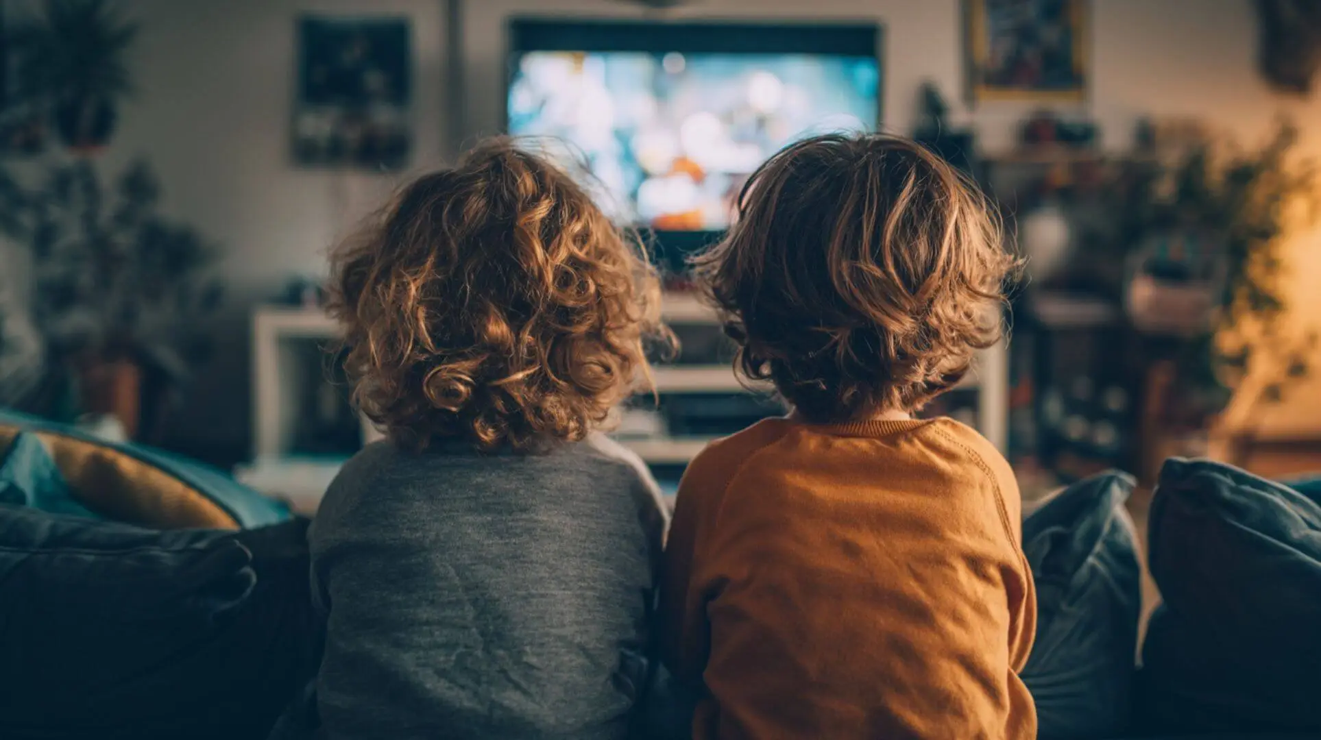 Hermanos mirando una película