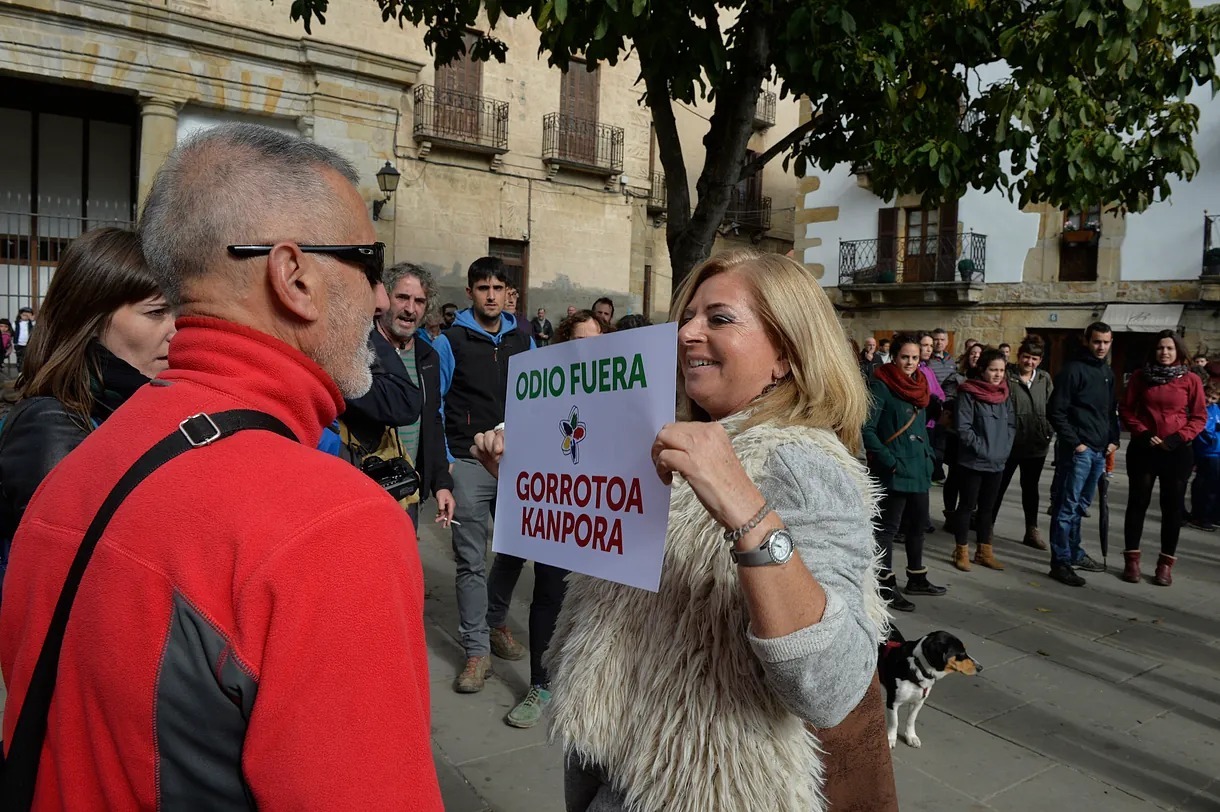 La presidenta de Covite Consuelo Ord��ez se enfrenta con un cartel a un grupo de simpatizantes de la izquierda 'abertzale'.