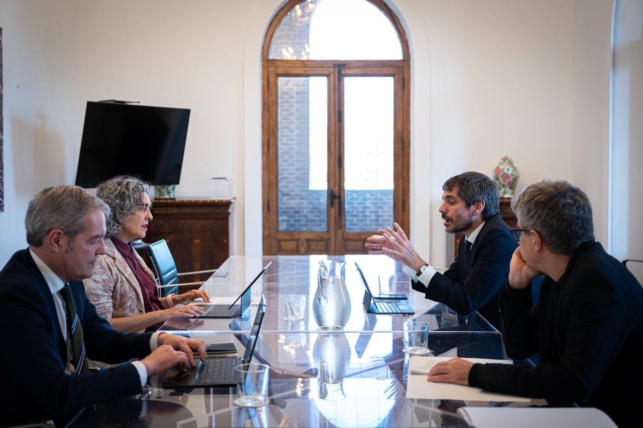 La vicelehendakari Bengoetxea escucha al ministro Ernest Urtasun en el encuentro que mantuvieron el pasado 24 de marzo en el Ministerio de Cultura.