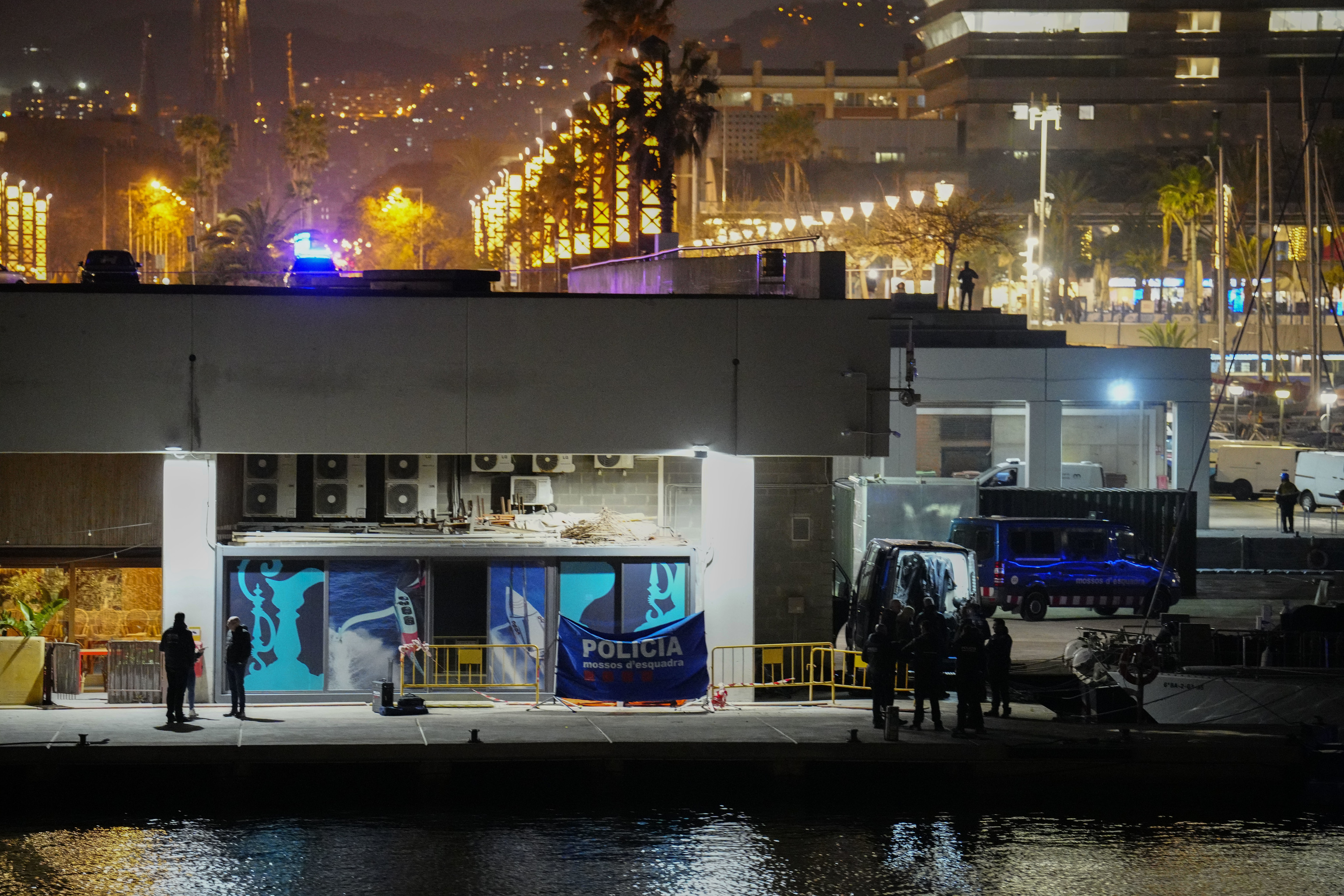 Los Mossos d'Esquadra tras localizar el cad�ver ayer a �ltima hora.
