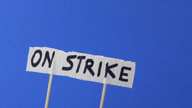 Greve escrita em um sinal de protesto com fundo azul