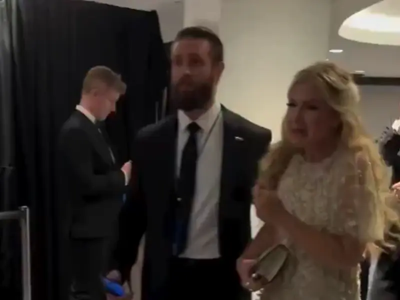 Erika Kirk sale del recinto en Washington tras el tiroteo en la cena de corresponsales, visiblemente afectada.