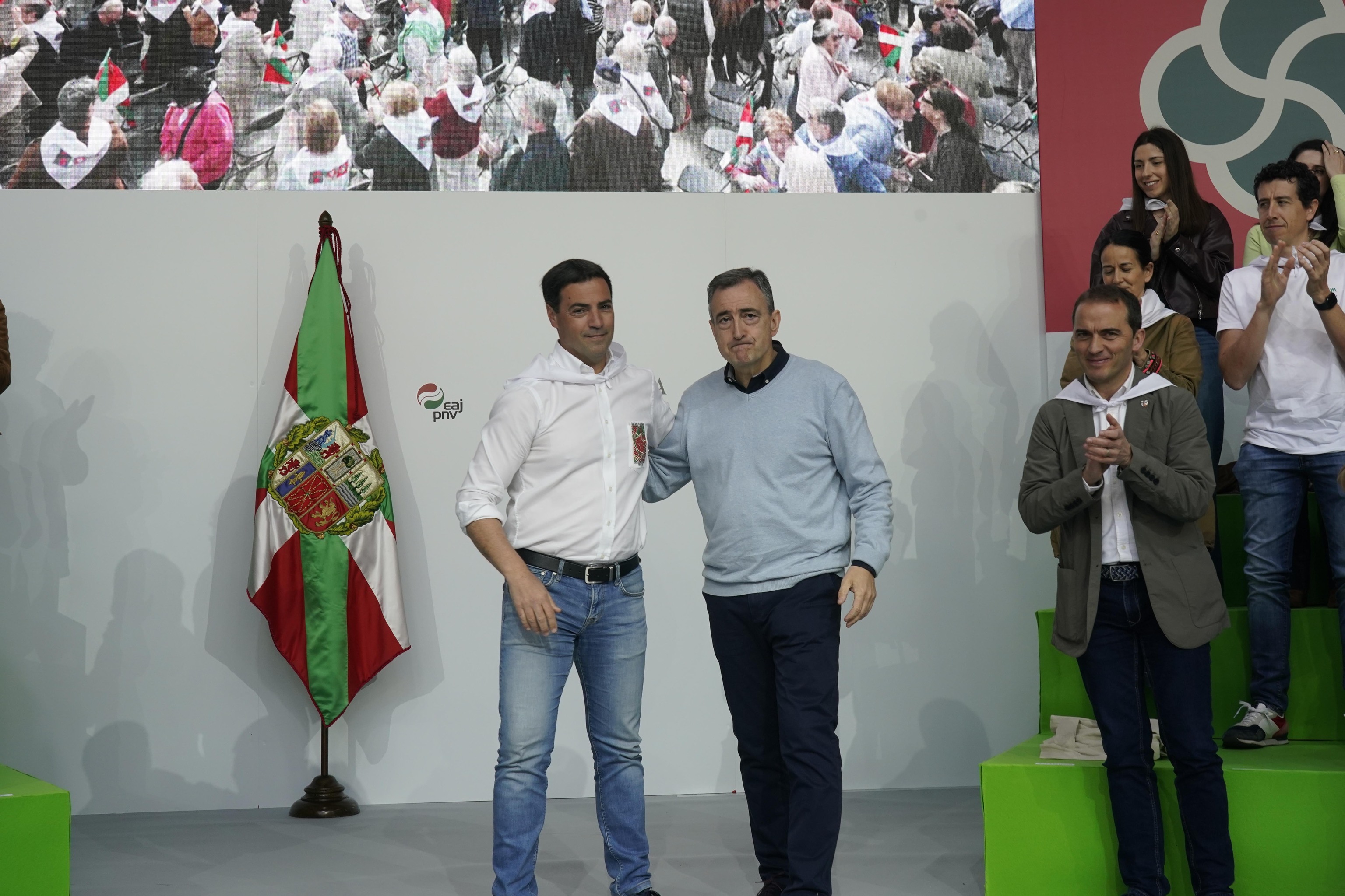 Imanol Pradales y Aitor Esteban acompa�ados por I�igo Ansola reciben el aplauso de los dirigentes y simpatizantes del PNV durante el 'Aberri Eguna' en Bilbao.