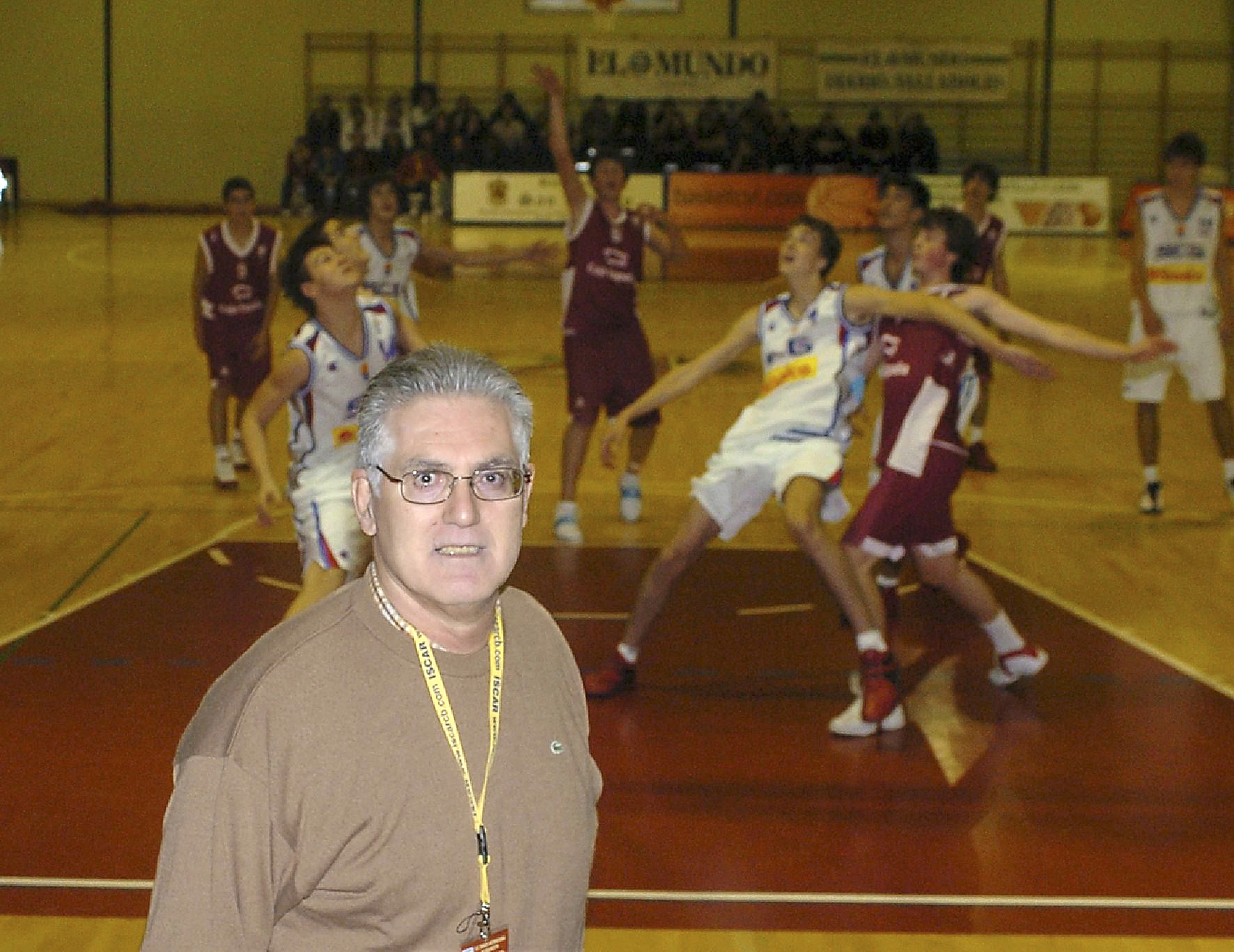 Moncho Monsalve viendo un partido de baloncesto
