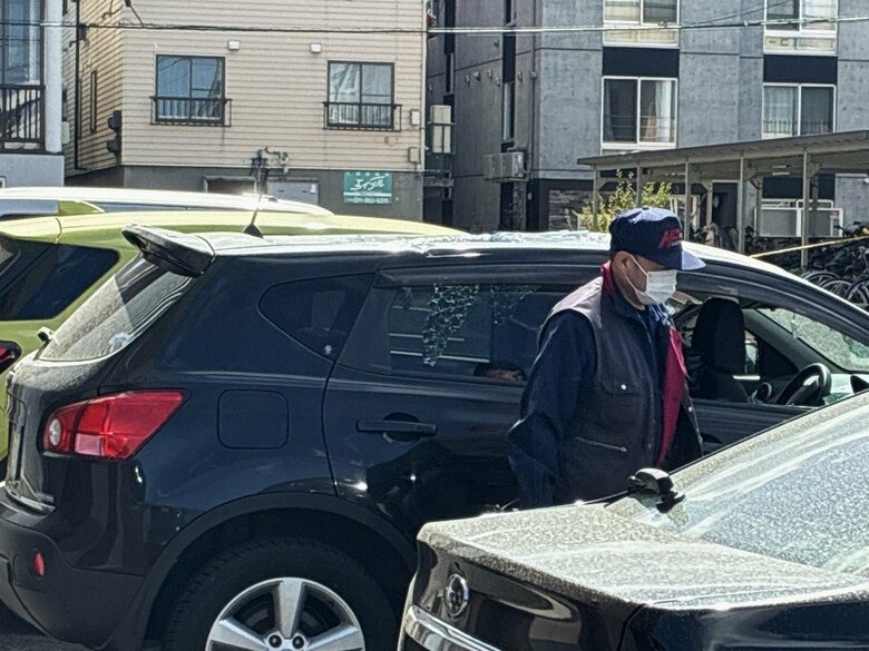 「窓の下にある車のガラスが割れている」サンルーフが壊れた車の中から高齢男性を発見…救助するも搬送先で死亡…13階建て住宅の窓から転落か…事件性の有無など捜査＜北海道札幌市白石区＞｜FNNプライムオンライン
