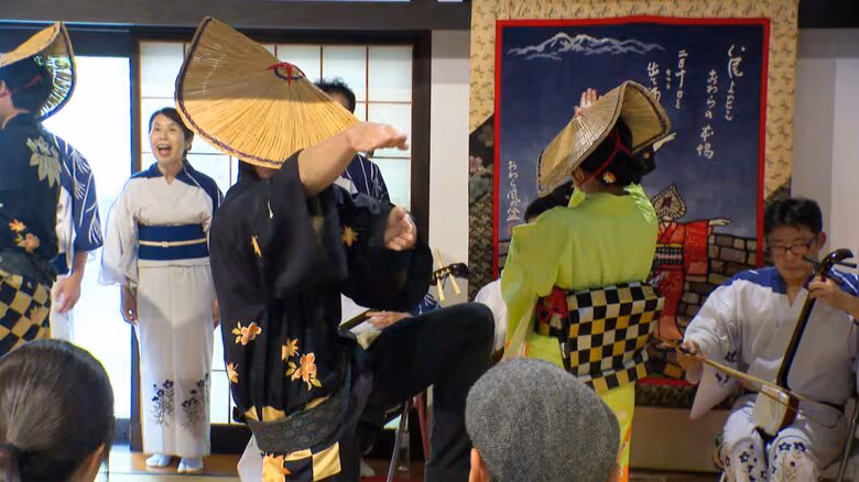 9月だけじゃない 7月まで越中八尾で月1回「おわら風の盆ライブ」、胡弓の音色と艶やかな踊りに観客魅了|FNNプライムオンライン