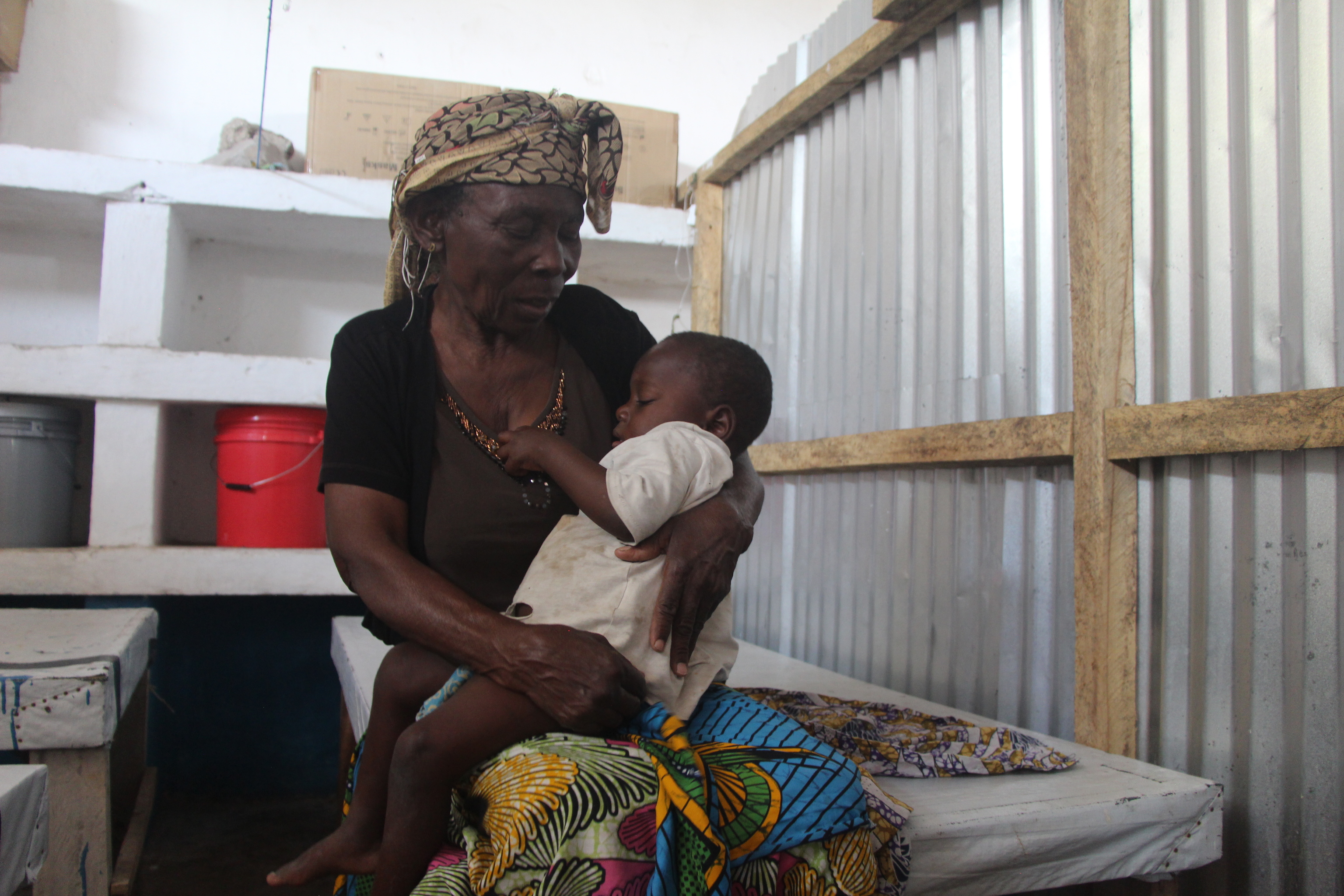 Bokumba Fataki sostiene a su hijo de dos a�os, tratado en un centro de MSF, en Barka en el territorio Fizi dentro de Kivu del Sur.