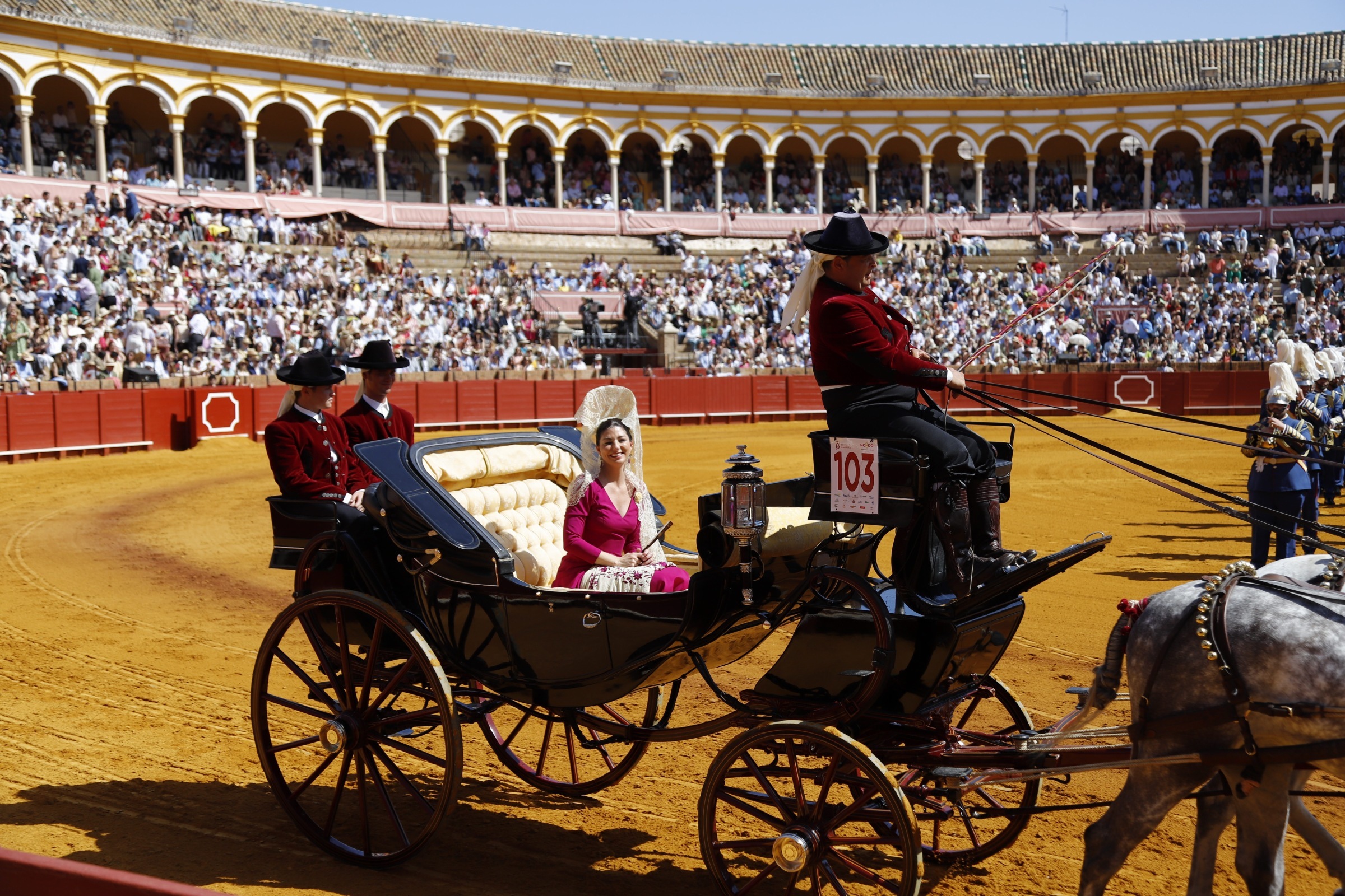 Roc�o Peralta, en un coche de caballo durante la exhibici�n en la Plaza de la Maestranza.