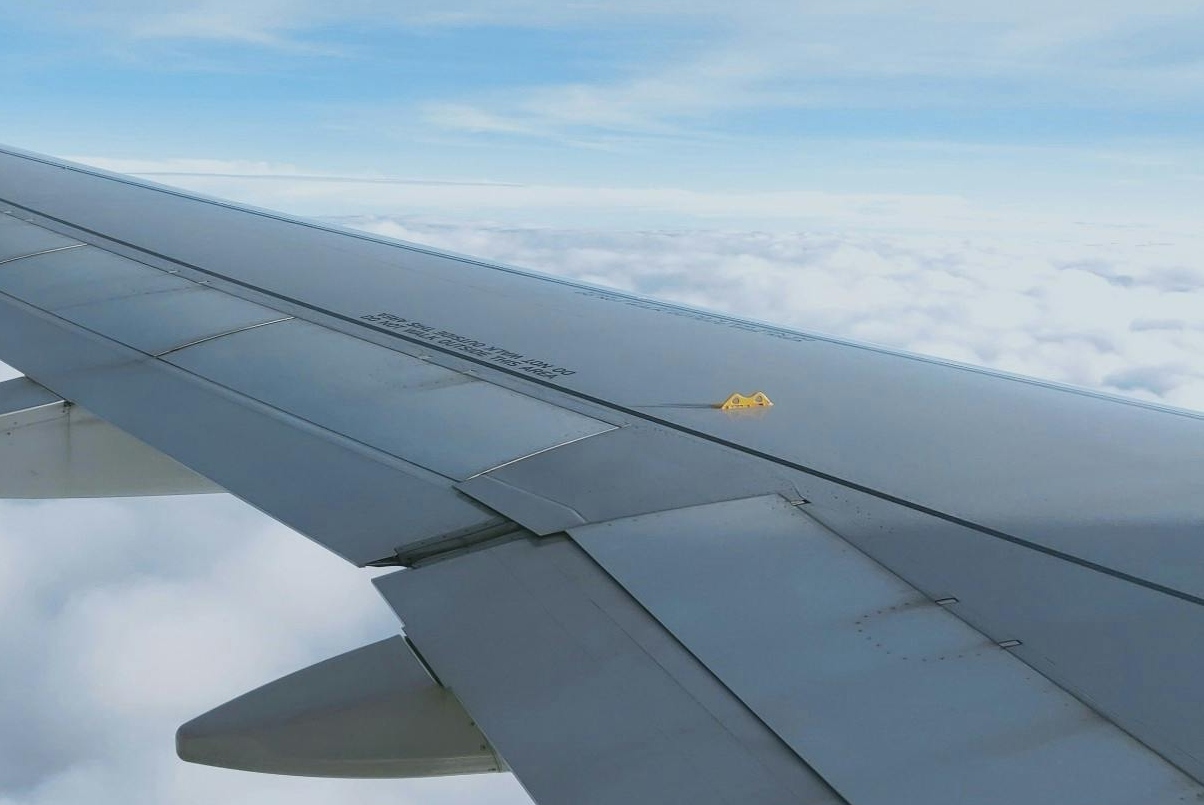 Qu� son los ganchos amarillos que hay en las alas de los aviones y para qu� sirven