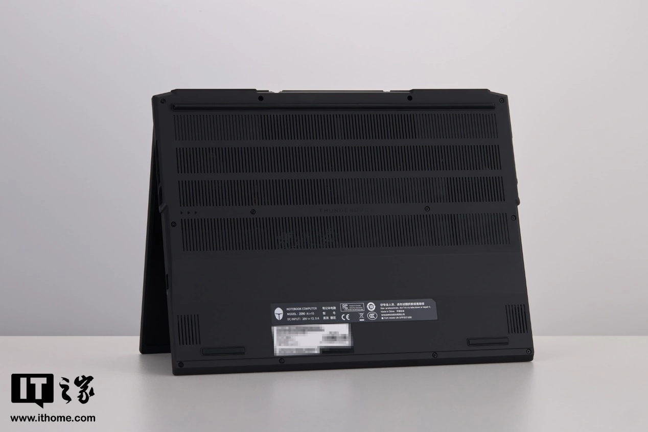 【IT之家开箱】雷神 ZERO Air 15 图赏:仅重 1.54kg 的 OLED 超竞屏轻薄游戏本 图片 18
