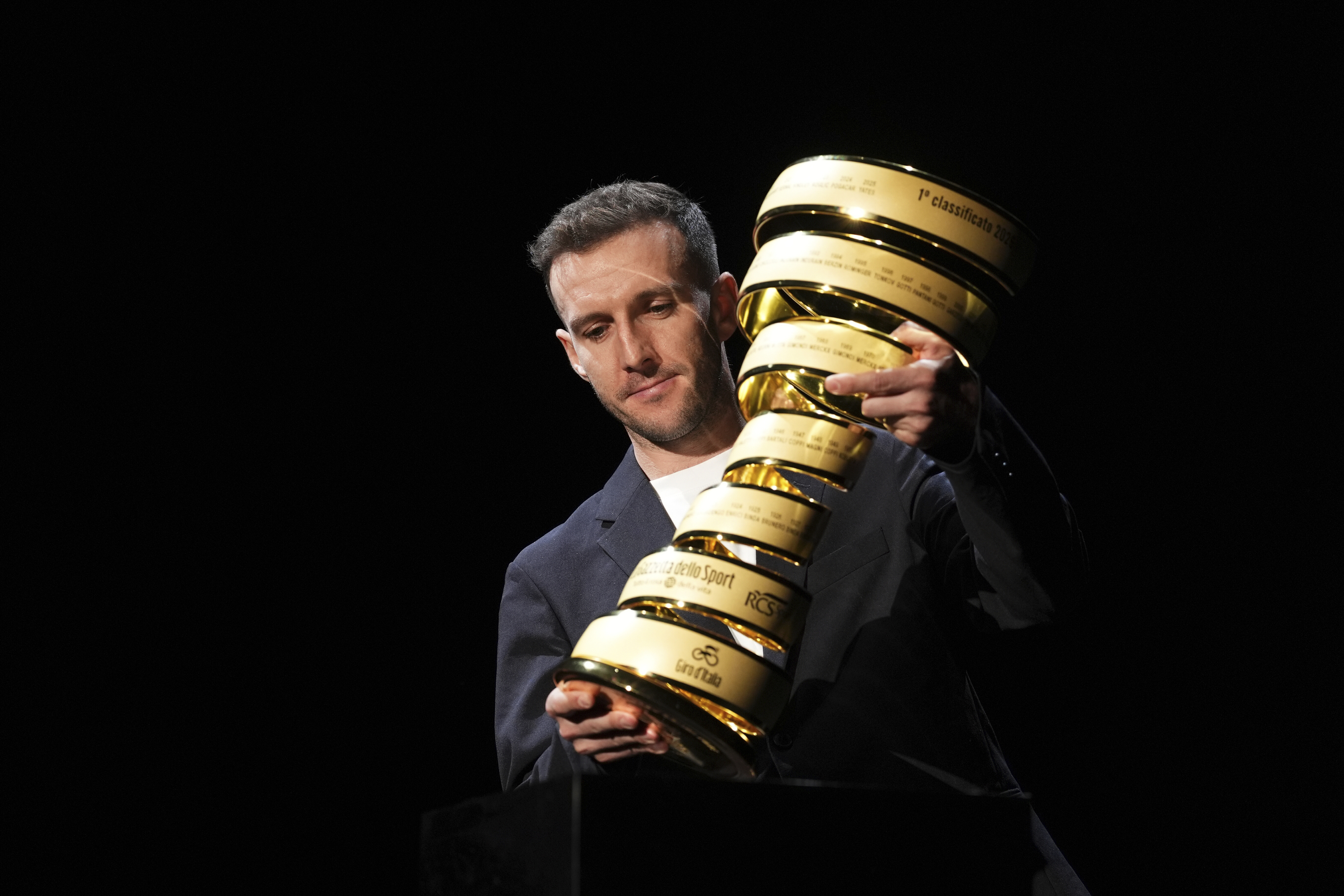 Simon Yates, con el trofeo Senza Fine, el lunes, en Roma.