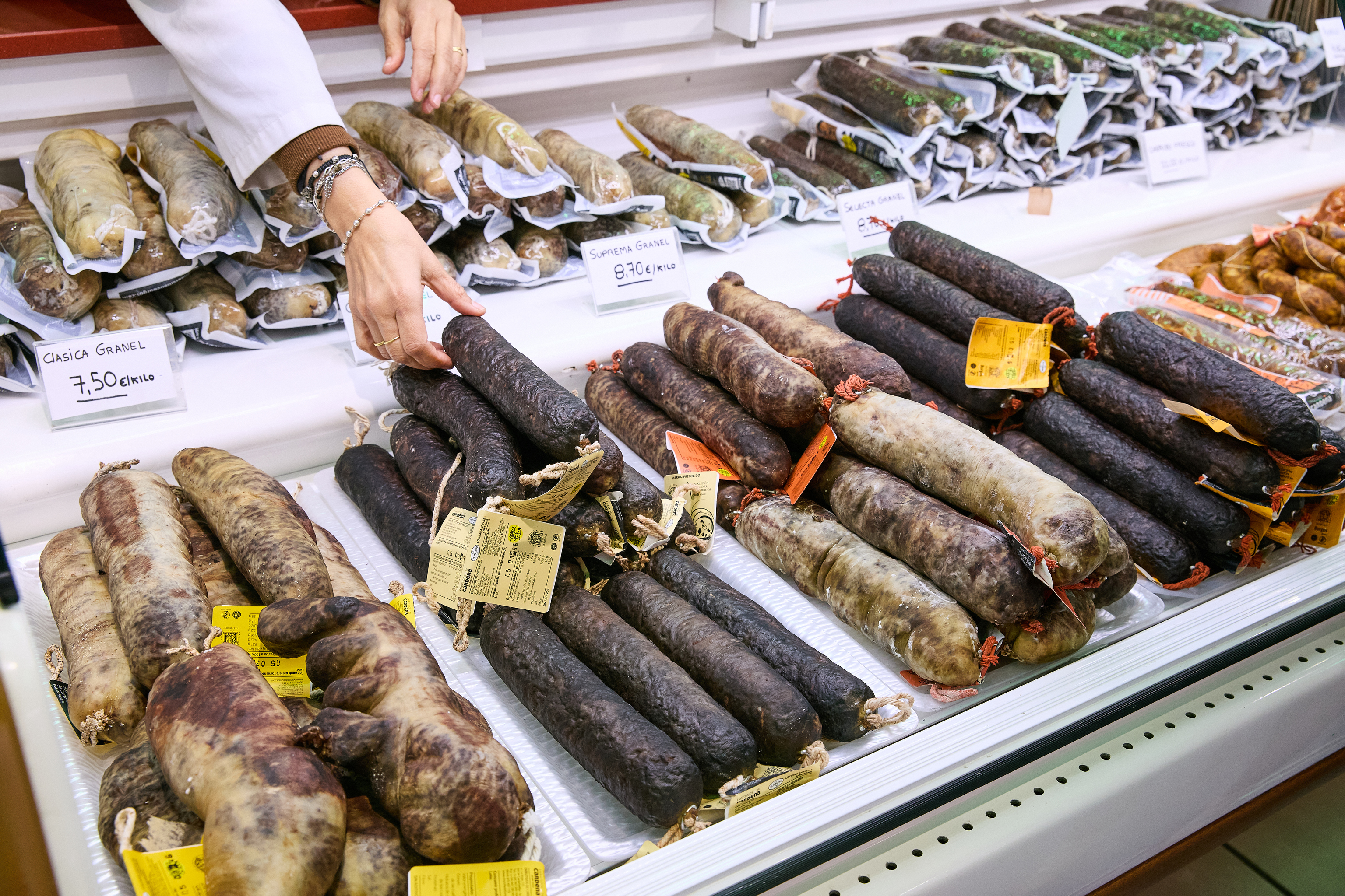 Selecci�n de morcilla en el Mercado Sur de la capital burgalesa.