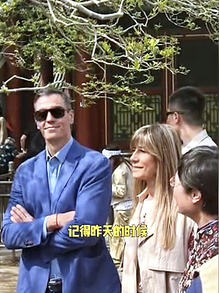 Pedro S�nchez y Bego�a G�mez, en la televisi�n china.