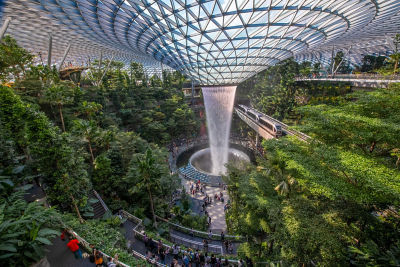 Verde que te quiero verde en el aeropuerto de Singapur, con cascada incluida.