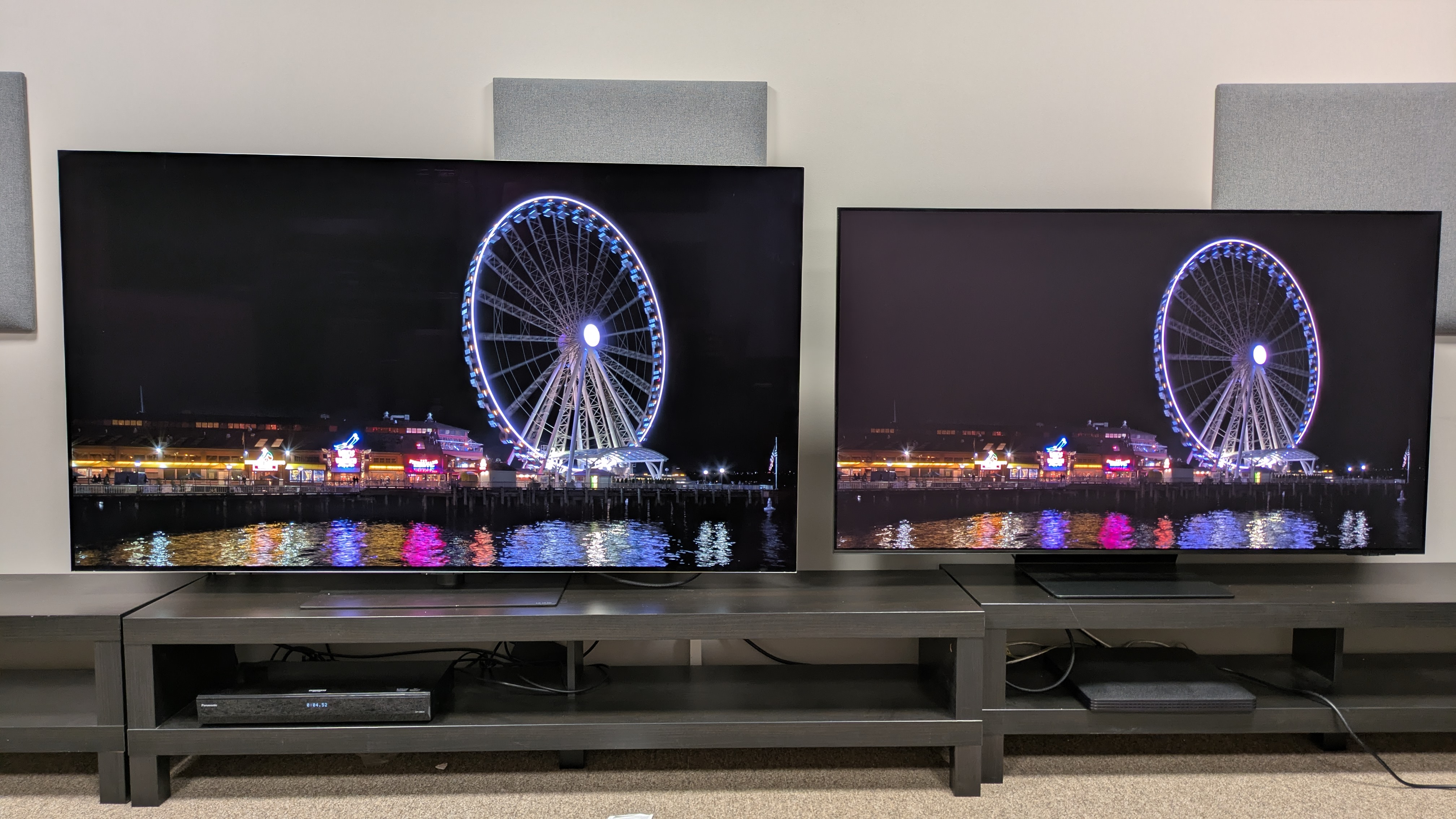 LG G6 (left) and Samsung S95F (right) showing a ferris wheel at night