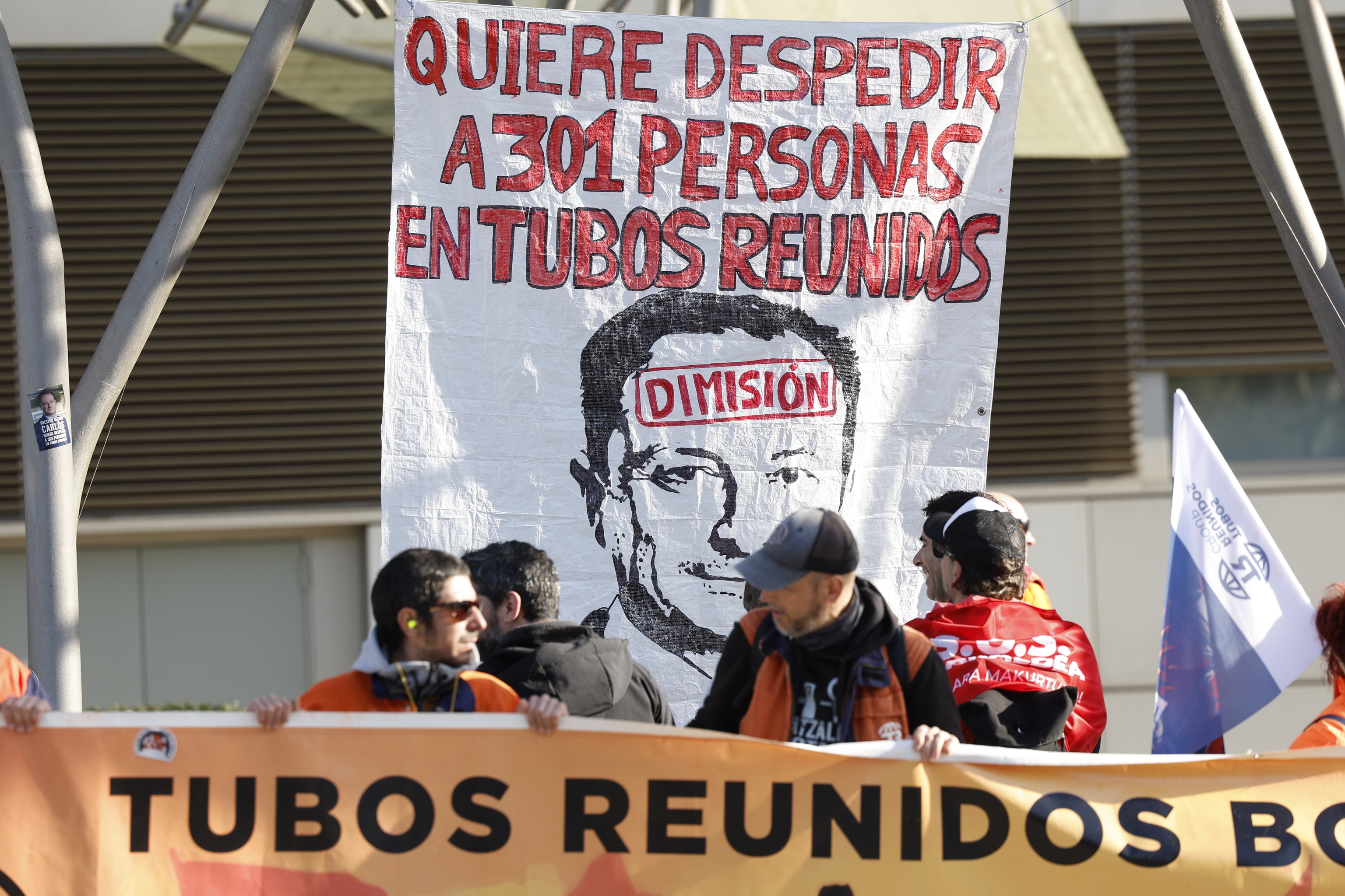 Trabajadores de Tubos Reunidos protestan junto al palacio Euskalduna durante el proceso de negociaci�n del ERE con la direcci�n de la empresa.