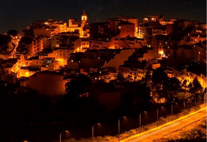 La iluminaci�n c�lida y dirigida hacia el suelo es la menos contaminante.