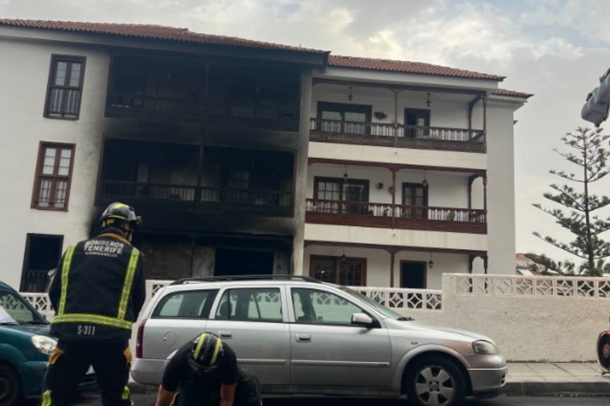 Los bomberos trabajan en el edificio afectado tras haber extinguido el fuego.