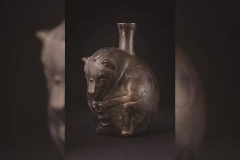 Vasija cerámica antropomorfa que representa a un perro sin pelo del Perú, hallada en el mausoleo de élite de Castillo de Huarmey