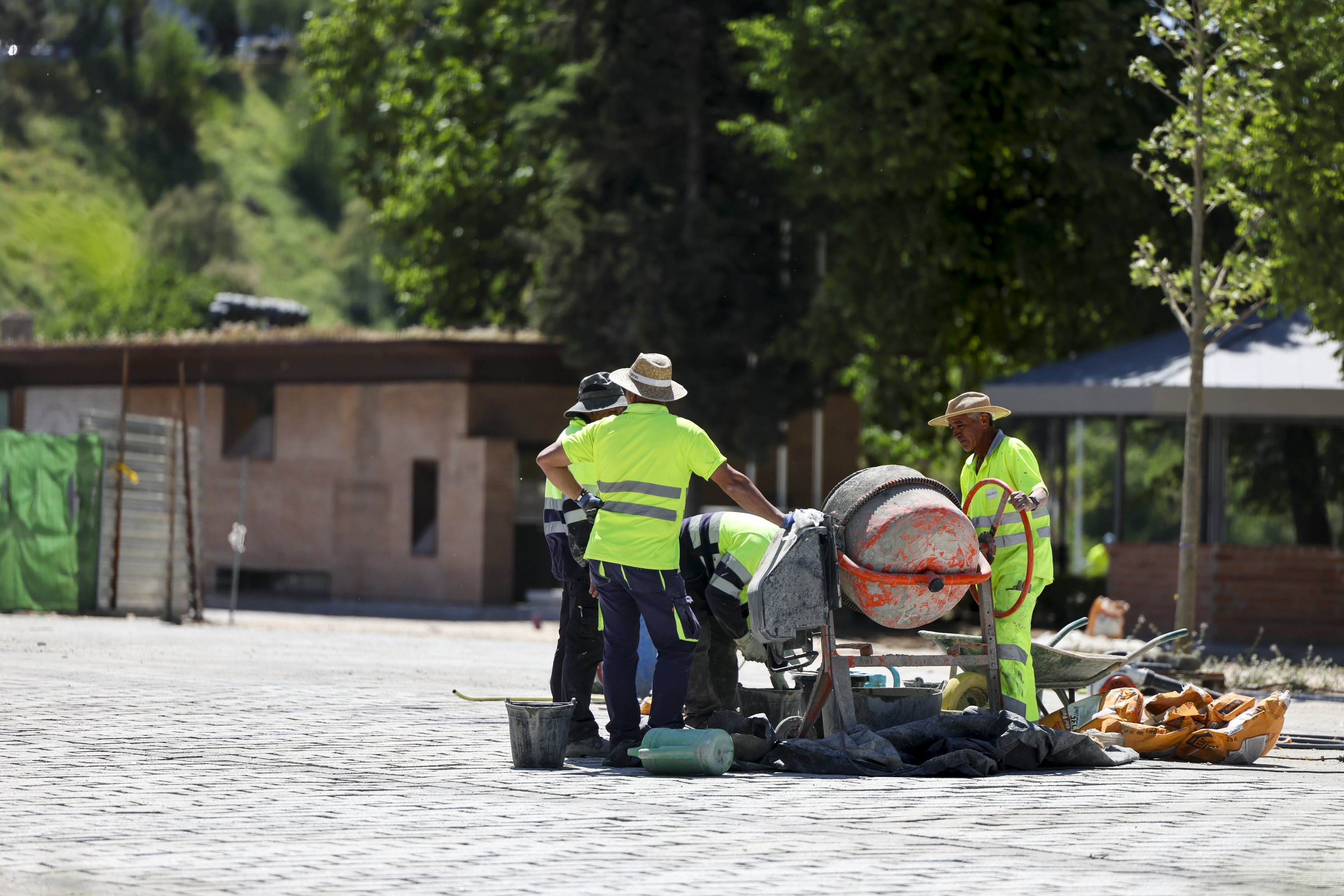 Trabajadores de la construcci�n durante su jornada laboral, este martes en Toledo.