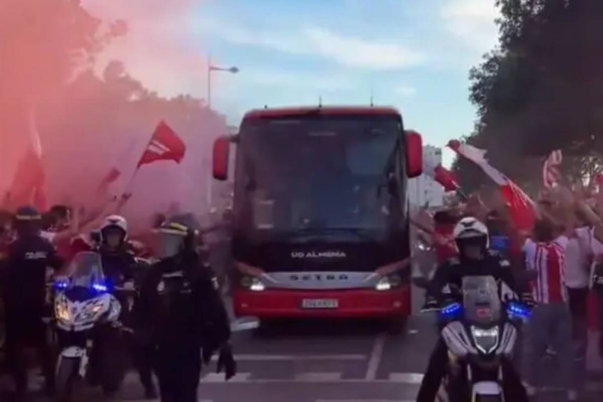 Llegada al estadio del autob�s del Almer�a.