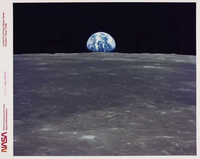 La Tierra se eleva sobre el horizonte lunar. El terreno lunar se encuentra en la zona del Mare Smythii (Mar de Smyth), en la cara visible de la Luna, en una imagen tomada por el Apolo 11 en julio de 1969. Las coordenadas del centro del terreno son 86 grados de longitud este y 3 grados de latitud norte.