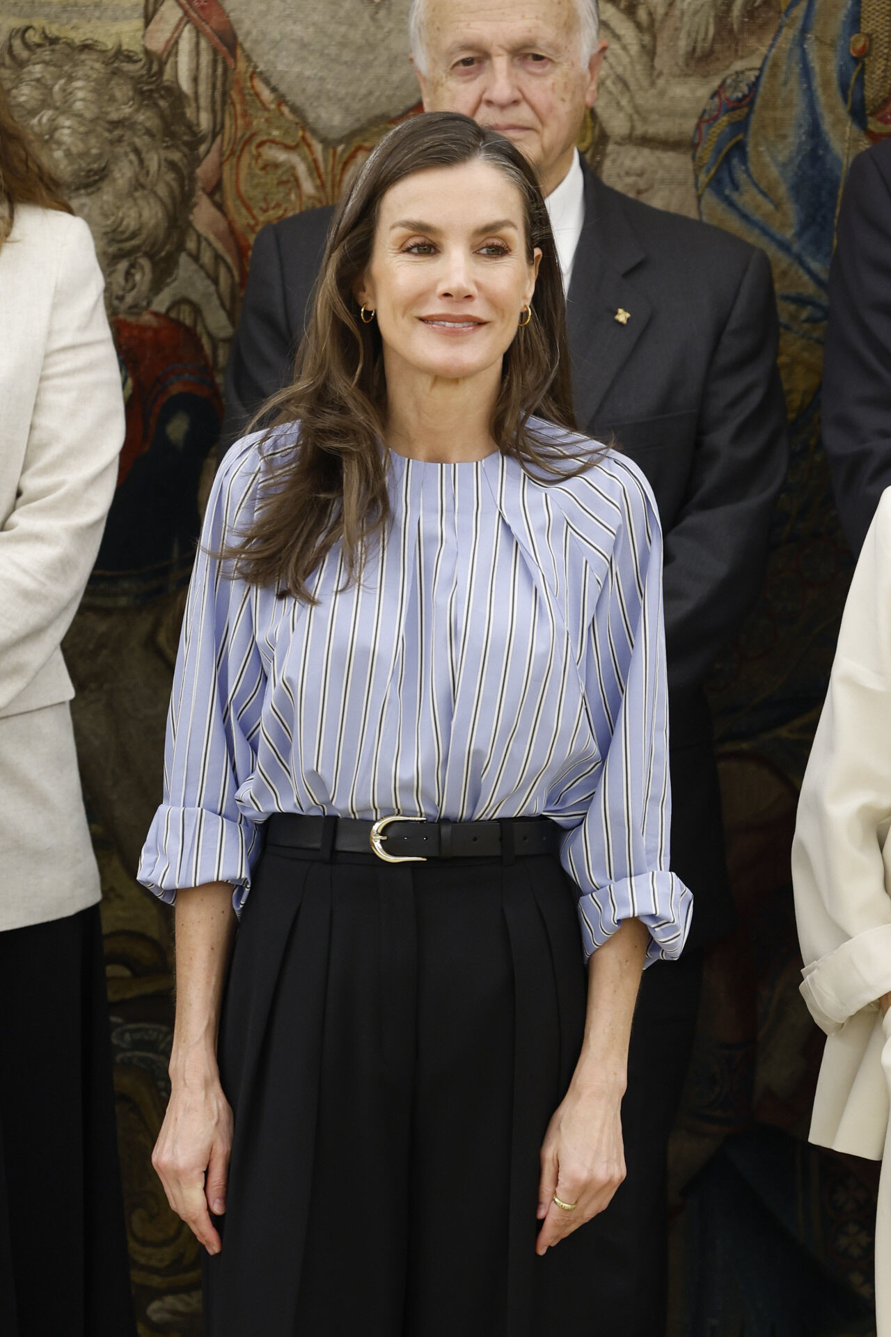 La Reina apuesta por un look sobrio y combina el pantal�n de pinzas...