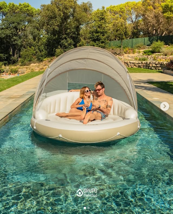 Macarena G�mez y Aldo Comas, en su piscina, en una foto compartida en sus redes sociales.