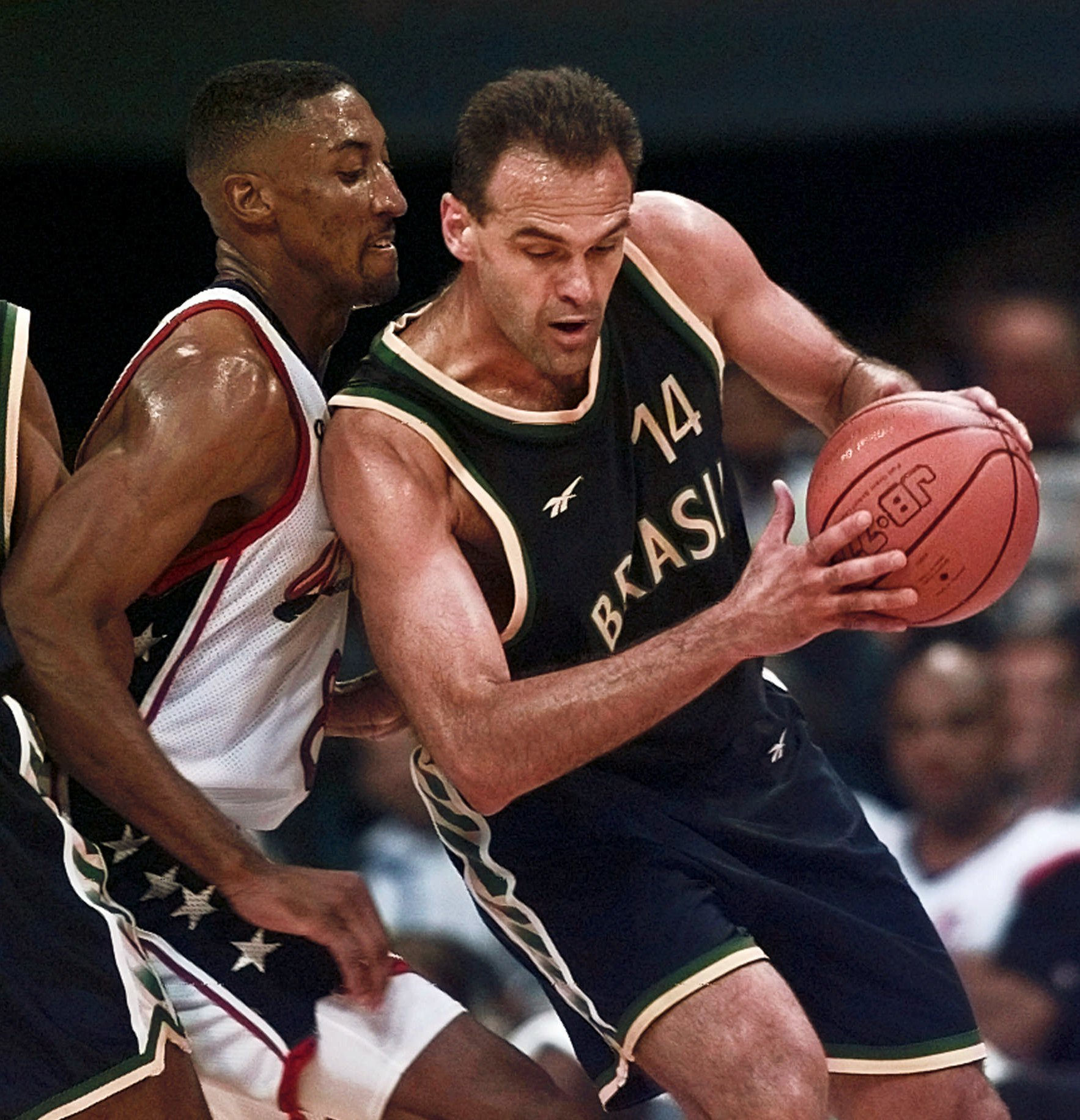 Oscar Schmidt, defendido por Scottie Pippen, durante los Juegos de Atlanta.