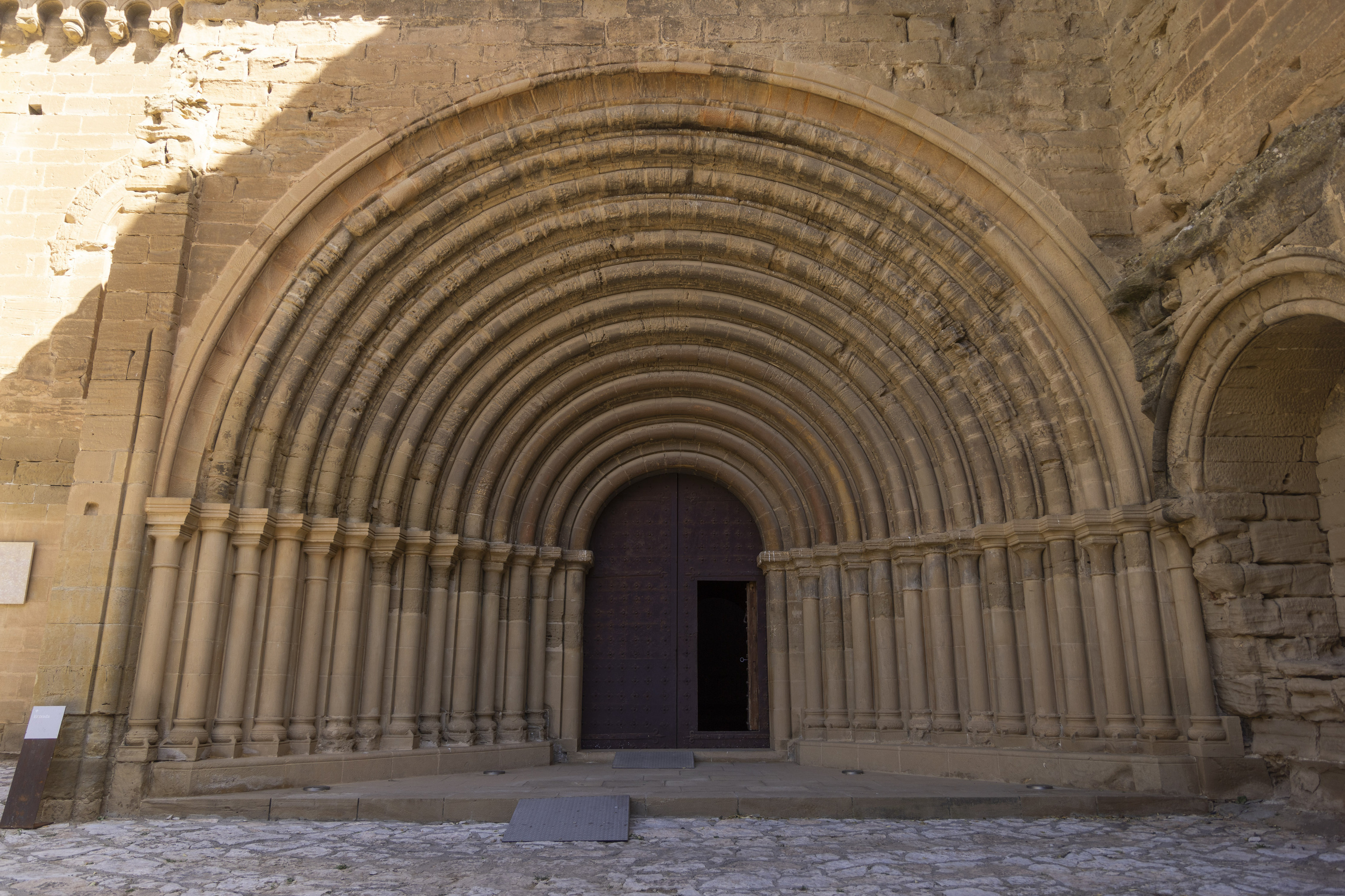 Entrada del Real Monasterio de Santa Mar�a de Sijena.