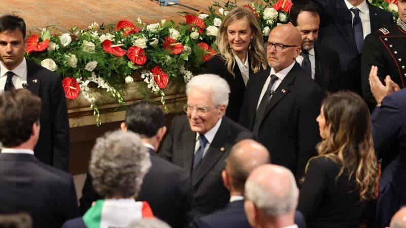 L'ingresso di Sergio Mattarella al teatro Feronia di San Severino Marche per le celebrazione del 25 aprile
