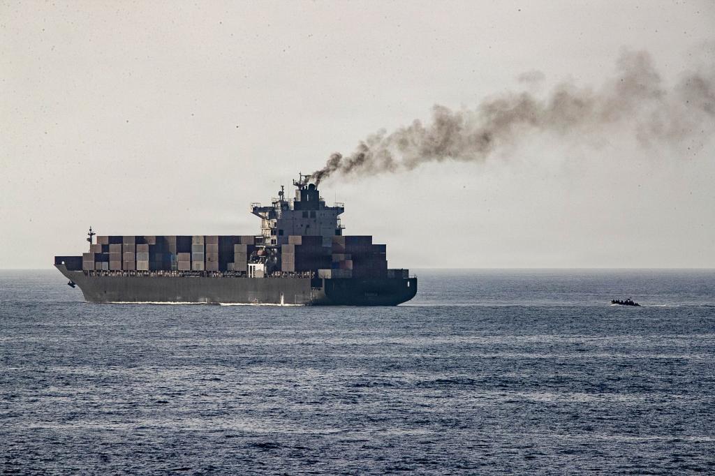 Imagen del buque de carga iran� M/V Touska abordado por EEUU.
