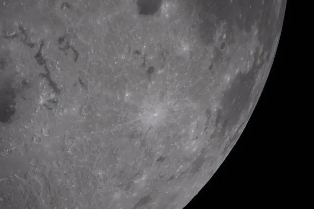 En esta imagen, facilitada por la NASA, que recuerda a la huella de una mano de la tripulación de Artemis II, se aprecian las características claras y oscuras contrastantes de la superficie lunar. De arriba abajo, las regiones más oscuras incluyen Oceanus Procellarum, Mare Humorum (conocido como el «Mar de Humedad») y el cráter Byrgius A.