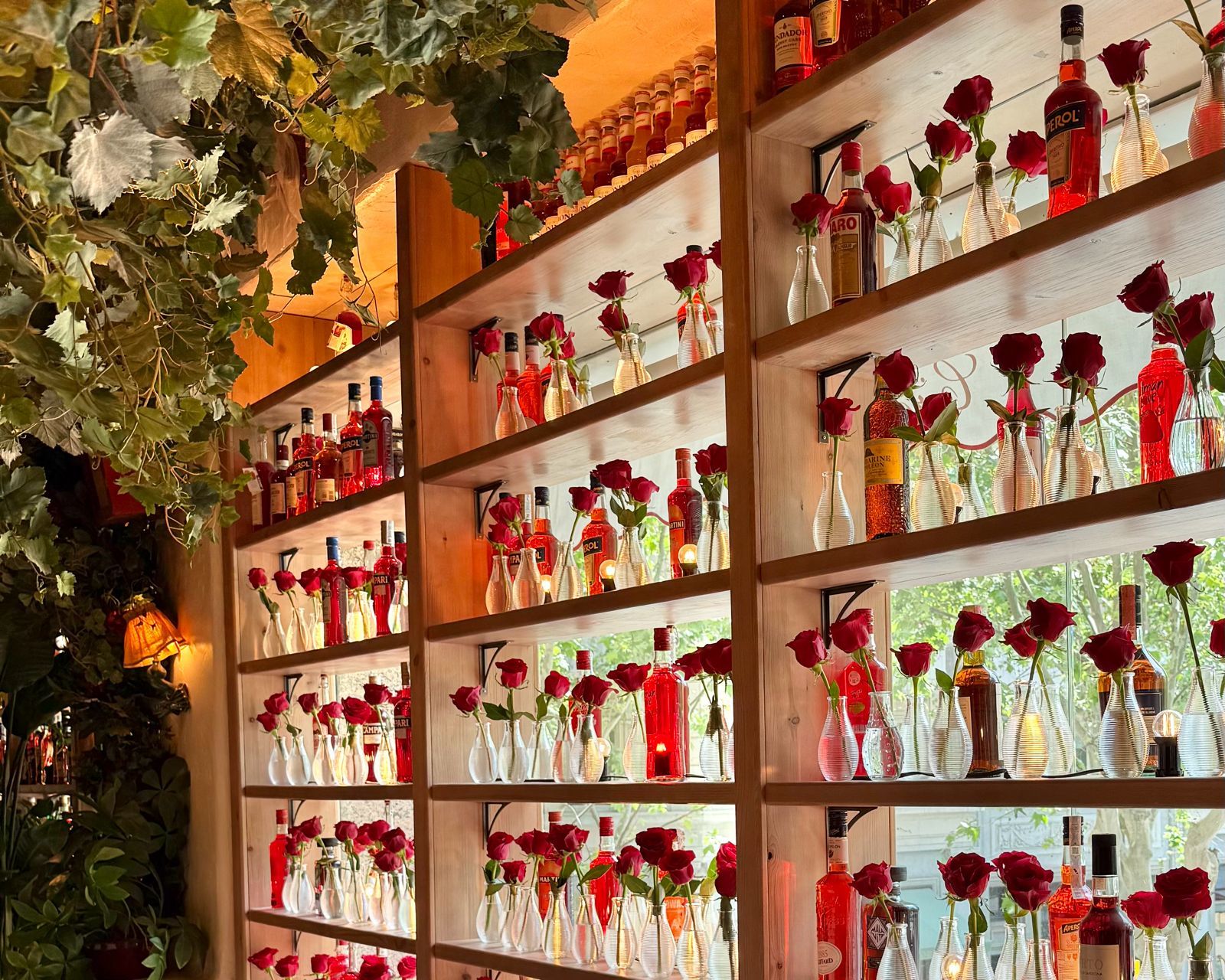 Vivo en Barcelona y este es mi plan ideal para disfrutar de Sant Jordi: desde tomar el aperitivo a irme con mi libro firmado
