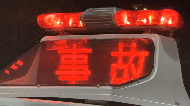 道路横断中の67歳男性が車にはねられ重傷　現場は信号機のある交差点　長野・大町市の県道｜FNNプライムオンライン