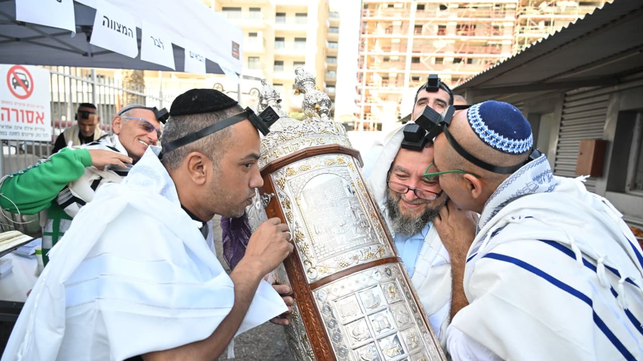 An Argentine oleh (new immigrant to Israel) who made aliyah 20 years ago celebrated his Bar Mitzvah in Eilat after a long period of conversion. An Argentine oleh (new immigrant to Israel) who made aliyah 20 years ago celebrated his Bar Mitzvah in Eilat after a long period of conversion.