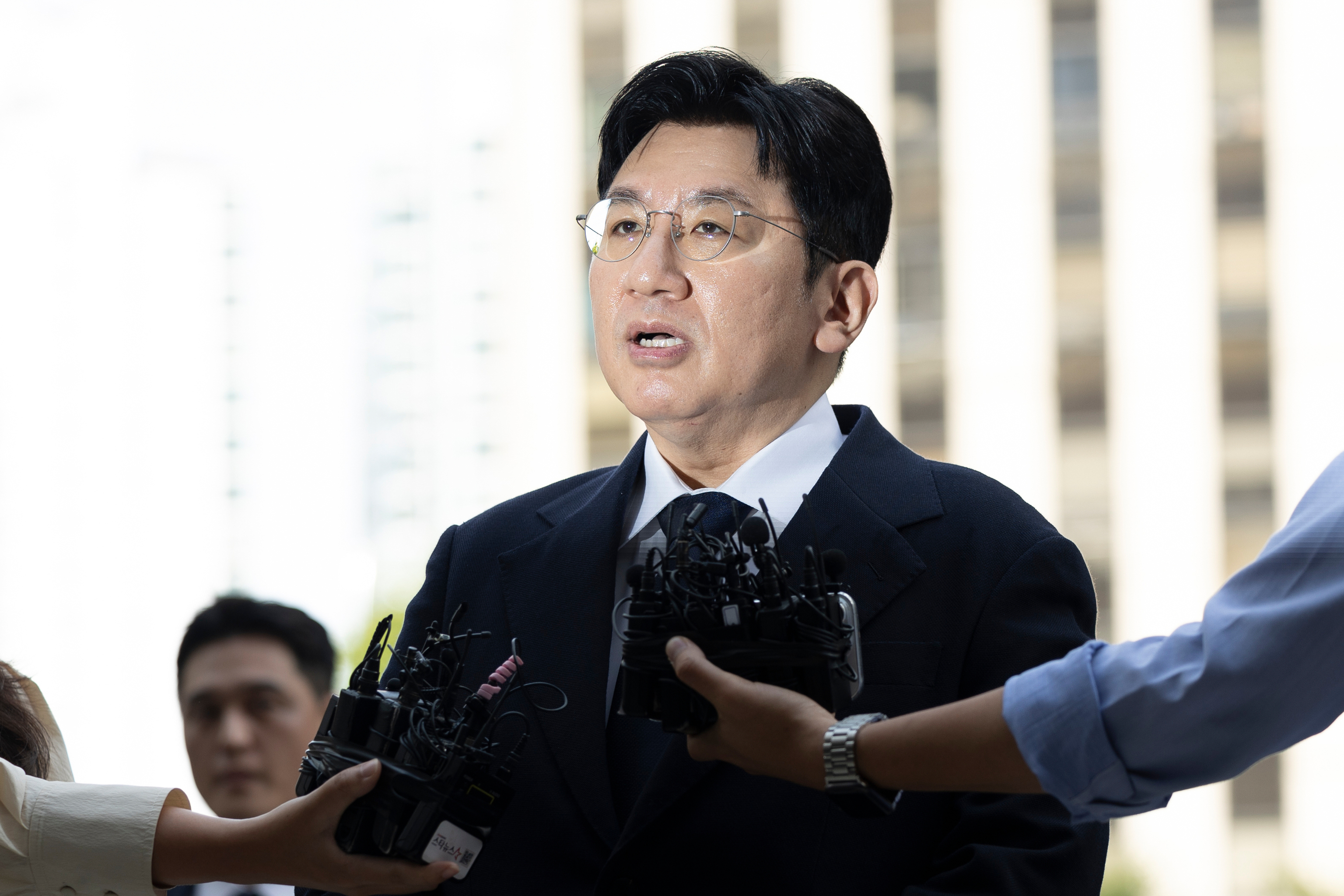 Bang Si-Hyuk, presidente de Hybe, responde a los periodistas en la comisar�a de la Polic�a Metropolitana de Se�l, en septiembre.