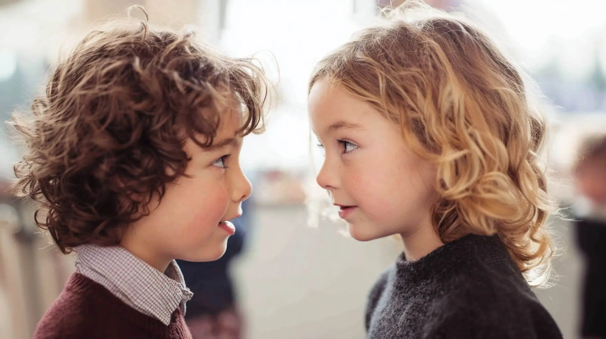 Niños pequeños hablando
