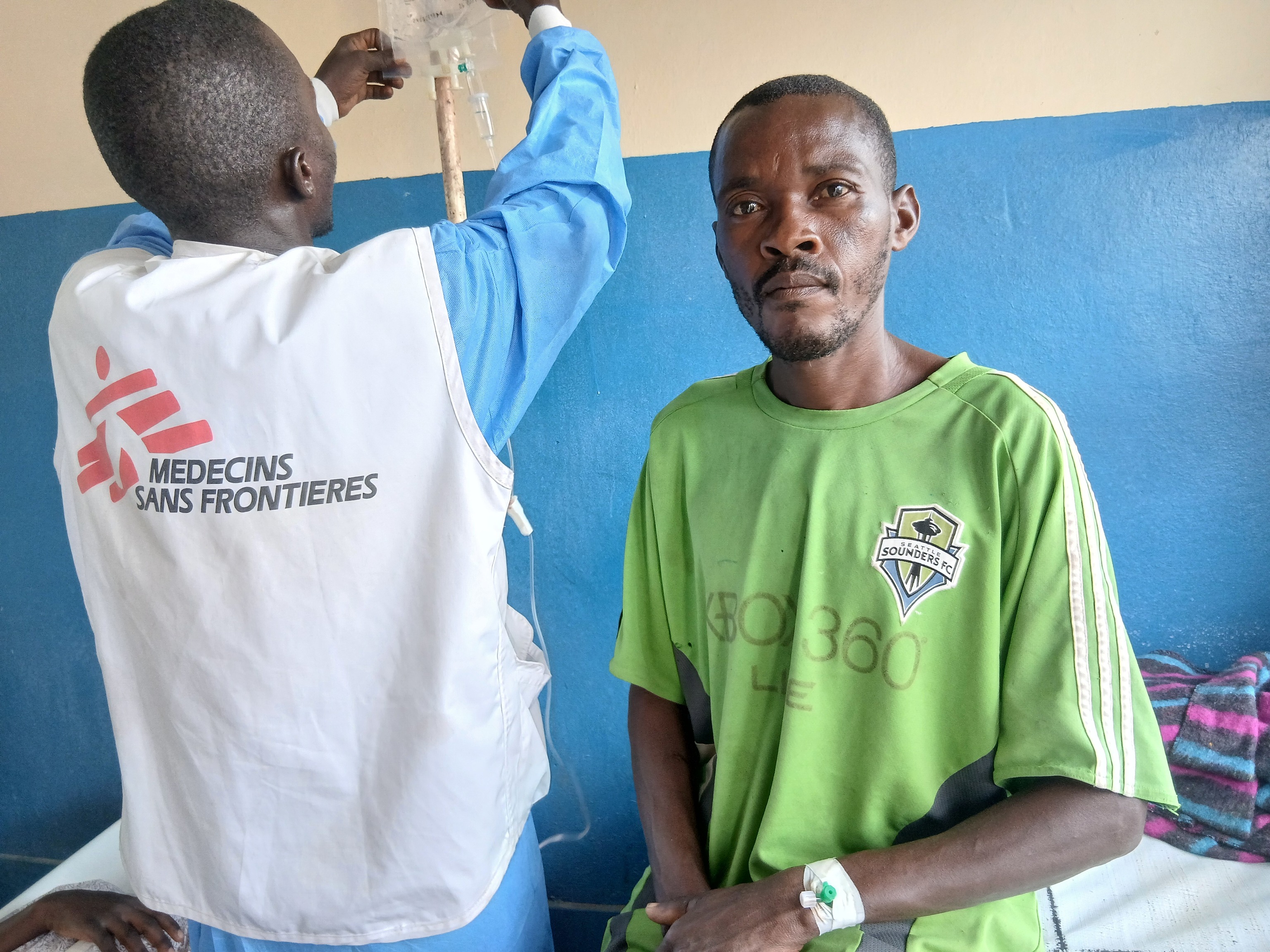 Tanishaka siendo asistido por personal de MSF en Sangre, en la provincia Kivu del Sur.