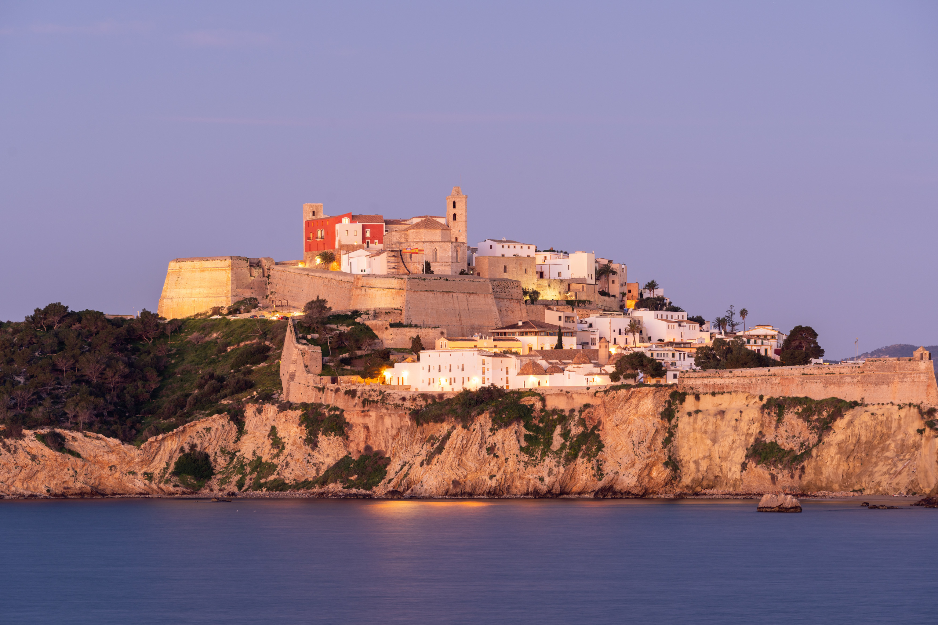 El hotel ocupa el hist�rico conjunto del Castillo y la Almudaina, en el antiguo baluarte de Santa Luc�a, que es Patrimonio Mundial de la Unesco.