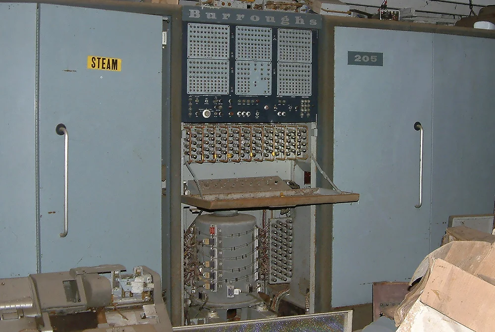 Первой машиной, на которой работали RESISTORS, был мейнфрейм Burroughs Datatron 205, занимавший в сарае Кагана почти две стены. Фото: David Gesswein Первой машиной, на которой работали RESISTORS, был мейнфрейм Burroughs Datatron 205, занимавший в сарае Кагана почти две стены. Фото: David Gesswein